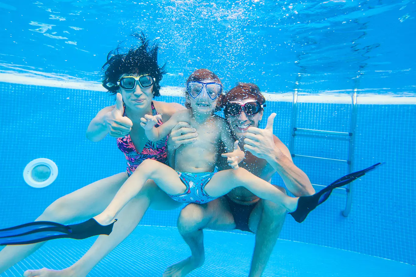 famille masque plongee dans une piscine